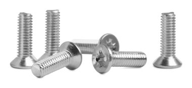 Birçok metal makine beyaz arkaplanda vidalar