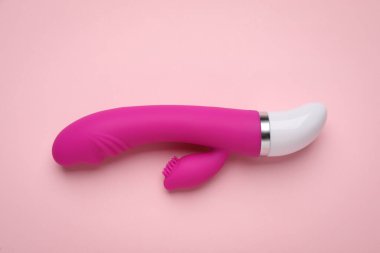 Vajinal vibratör pembe arka planda, üst manzara. Seks oyuncağı
