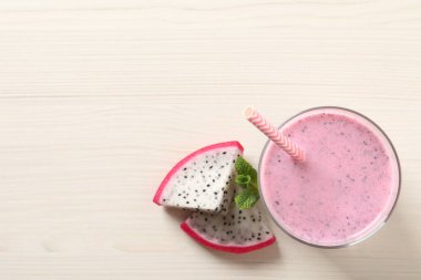 Nane aromalı nefis pitahaya smoothie ve beyaz ahşap masa üzerinde taze meyve, düz yatıyordu. Metin için boşluk