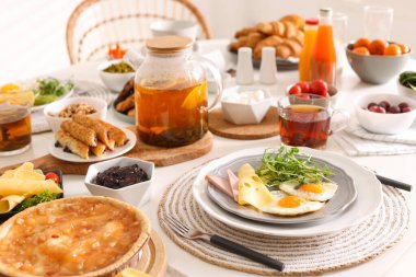 Brunch için açık büfe masasında birçok farklı yemek sunuluyor.