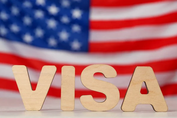 Слово Visa Деревянных Букв Светло Сером Столе Против Американского Флага — стоковое фото