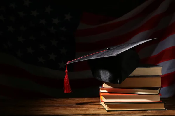 Sombrero Graduación Libros Sobre Mesa Madera Contra Bandera Americana Oscuridad — Foto de Stock