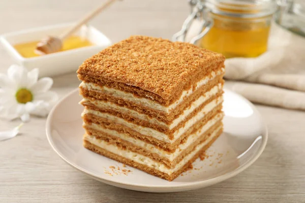 Slice Delicious Layered Honey Cake Served Wooden Table Closeup — стоковое фото