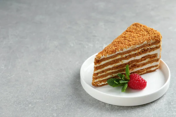 Slice Delicious Layered Honey Cake Mint Raspberry Grey Table Space — стоковое фото