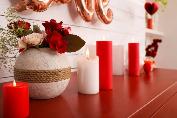 Brennende Kerzen Und Eine Vase Mit Blumen Auf Einem Roten — Stockfoto