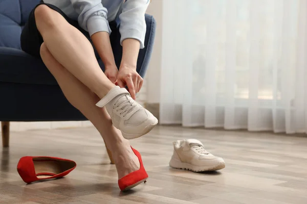 Odada Ayakkabılarını Değiştiren Kadın Yakın Çekim Manzarası — Stok fotoğraf