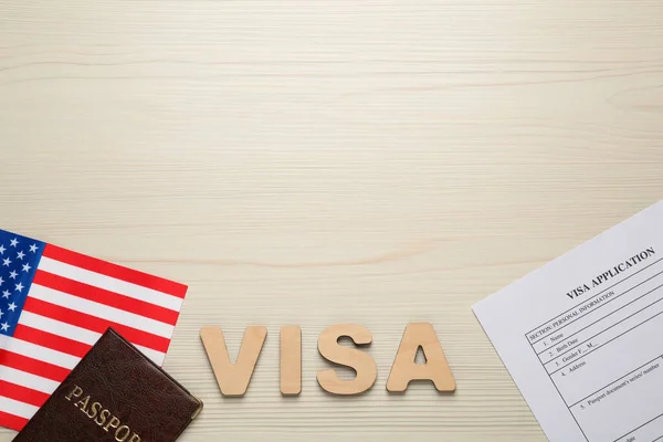 白い木製のテーブルの上にアメリカの国旗 ビザ申請書とパスポート テキストのためのスペースとフラットレイアウト組成物 — ストック写真