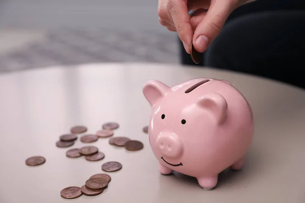 Mujer Poniendo Moneda Alcancía Mesa Interior Primer Plano — Foto de Stock