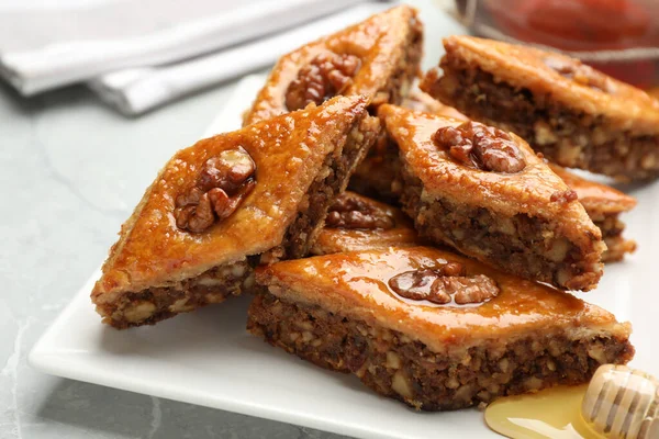 Açık gri mermer masada cevizli enfes baklava, yakın plan.