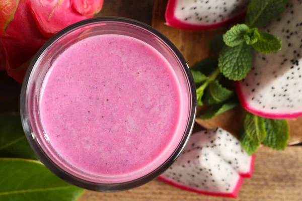 Lezzetli pitahaya smoothie ve masada taze meyve, düz uzanmış
