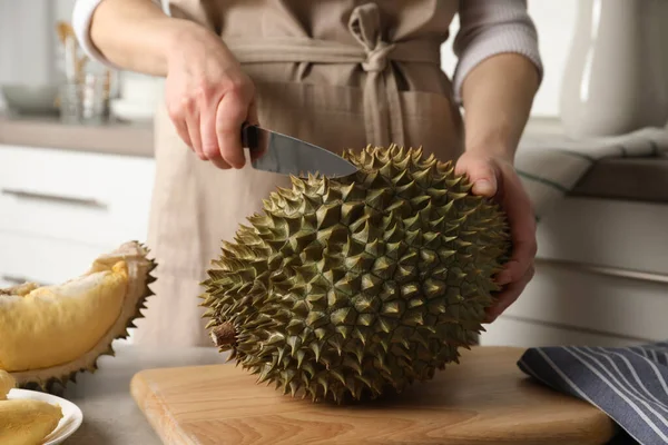 Mutfakta Durian 'ı kesen kadın, yakın plan.