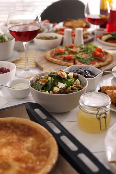 Brunch için açık büfe masasında birçok farklı yemek sunuluyor.