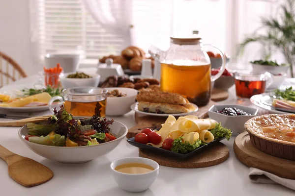 Brunch için açık büfe masasında birçok farklı yemek sunuluyor.