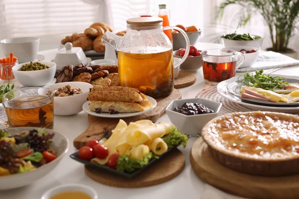 Brunch için açık büfe masasında birçok farklı yemek sunuluyor.