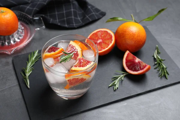 Deliciosa Bebida Refrescante Con Naranja Siciliana Romero Cerca Ingredientes Frescos — Foto de Stock