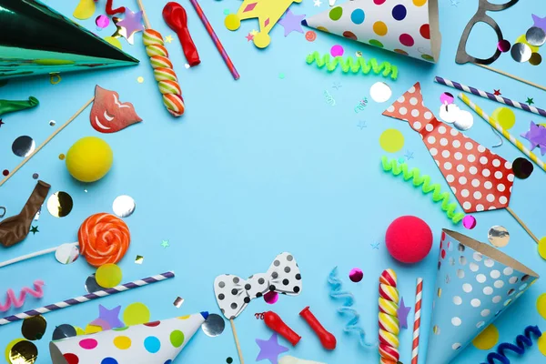 Cadre Chapeaux Fête Autres Objets Fête Sur Fond Bleu Clair — Photo