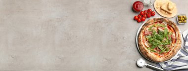 Etli lezzetli pizza ve açık gri masada roka, yazı için yeri olan düz bir yer. Pankart tasarımı