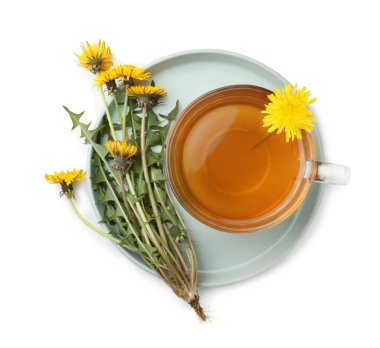 Lezzetli taze çay ve beyaz arka planda güzel karahindiba çiçekleri.