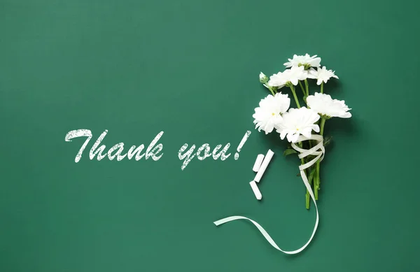 Дякую Вчителю Красиві Квіти Шматочки Крейди Зеленій Крейдяній Дошці Плоска — стокове фото