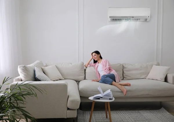 Junge Frau Ruht Sich Hause Unter Klimaanlage Weißer Wand Aus — Stockfoto