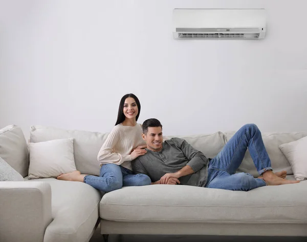 Happy Couple Resting Air Conditioner White Wall Home — Foto de Stock