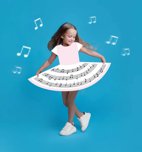 Menina Bonito Vestido Bonito Com Notas Musicais Dançando Fundo Azul — Fotografia de Stock