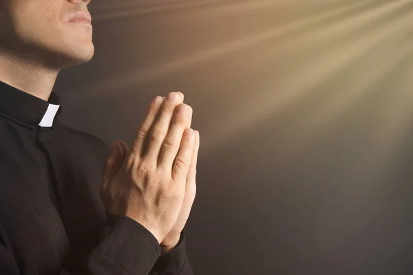 Kutsal Işık Rahip Siyah Arka Planda Dua Ediyor Yakın Plan — Stok fotoğraf