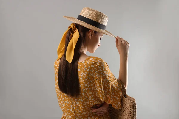 Žena Kloboukem Stylový Žlutý Šátek Světle Šedém Pozadí — Stock fotografie