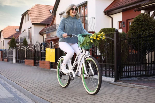 Schöne Frau Fährt Fahrrad Auf Der Stadtstraße — Stockfoto