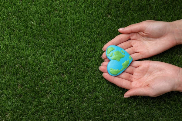 Feliz Dia Terra Mulher Com Planeta Plasticina Forma Coração Grama — Fotografia de Stock