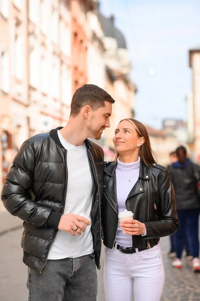 Härligt Ungt Par Med Koppar Kaffe Promenader Tillsammans Stadens Gata — Stockfoto