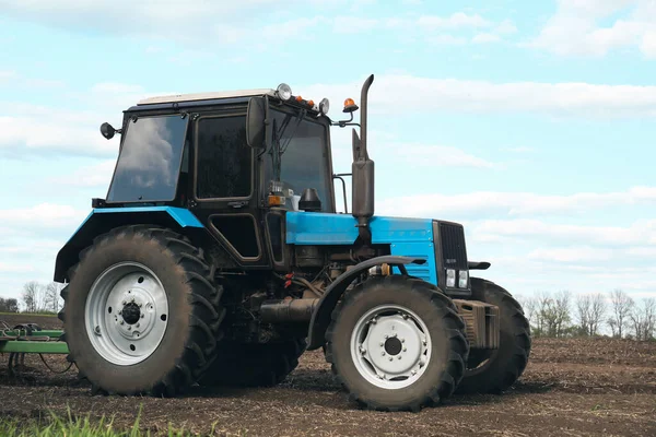 Traktor Lapangan Pada Musim Semi Industri Pertanian — Stok Foto