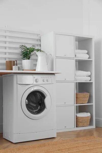 Tvättstuga Interiör Med Modern Tvättmaskin Och Hyllenhet Nära Vit Vägg — Stockfoto