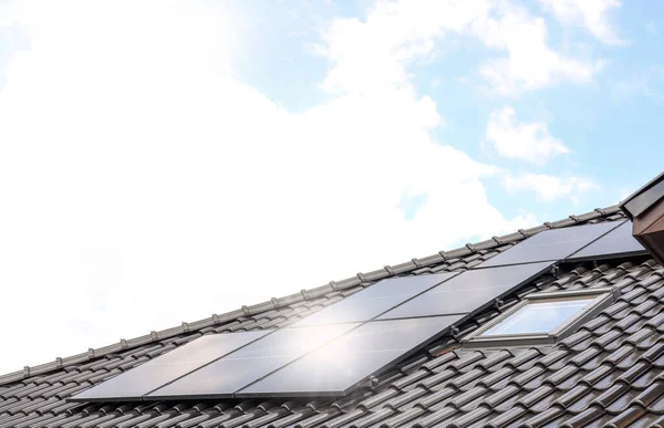 Casa Com Painéis Solares Instalados Telhado Energia Alternativa — Fotografia de Stock