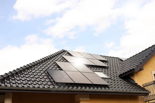 Dům Instalovanými Solárními Panely Střeše Alternativní Energie — Stock fotografie