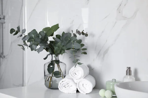 Ručníky Toaletní Potřeby Skleněná Váza Krásnými Eukalyptovými Větvemi Kuchyňské Lince — Stock fotografie