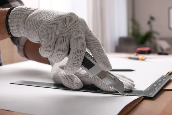 Arbeiter Schneidet Papier Mit Werkzeugmesser Und Lineal Holztisch Drinnen Nahaufnahme — Stockfoto