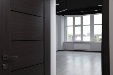 Modern boş ofis, açık kapıdan bak.