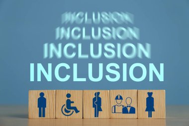 DEI kavramı - Çeşitlilik, Eşitlik, Sonuçlar. Masada farklı resimler bulunan tahta küpler