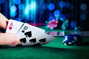 Kumarhane fişleri ile poker oynayan adam, yakın plan.