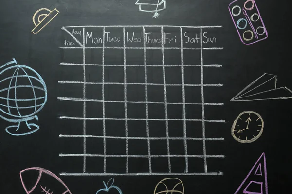 用黑色黑板绘制每周学校时间表 — 图库照片