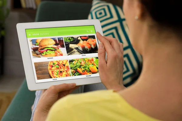 Táblagépet Használ Hogy Ételt Rendeljen Otthon Közelről Kézbesítési Szolgáltatás Fogalma — Stock Fotó