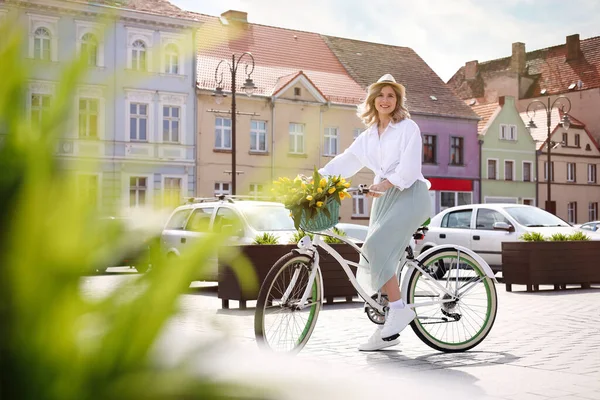 Schöne Frau Mit Fahrrad Und Strauß Gelber Tulpen Auf Der — Stockfoto