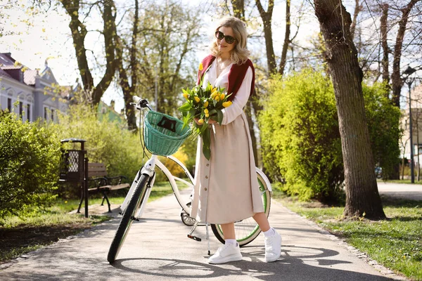 Schöne Frau Mit Strauß Gelber Tulpen Und Fahrrad Freien Einem — Stockfoto