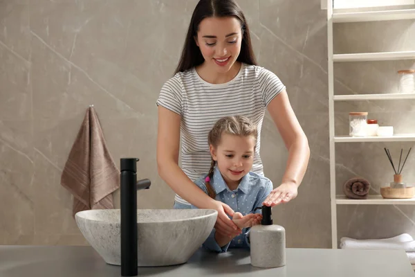 Mãe Filha Lavar Mãos Com Sabão Líquido Juntos Banheiro — Fotografia de Stock