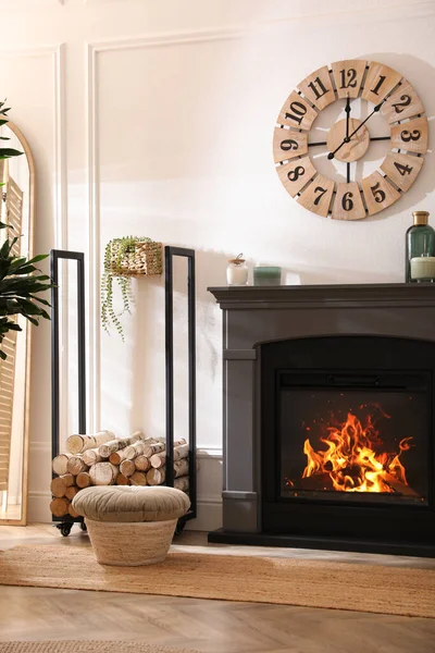 Elektrik şöminesi ve güzel dekor elementleri olan şık bir oda.