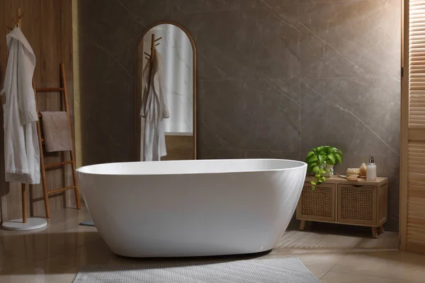 Élégant Intérieur Salle Bain Avec Baignoire Blanche Idée Design — Photo