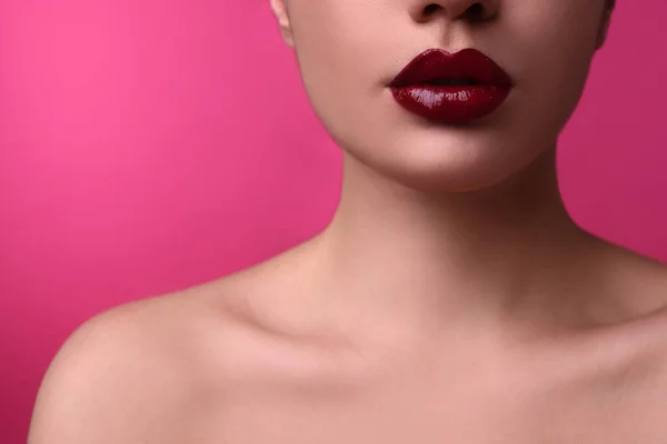 Closeup Άποψη Της Γυναίκας Όμορφα Γεμάτα Χείλη Ροζ Φόντο — Φωτογραφία Αρχείου