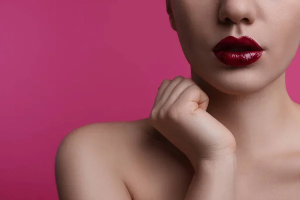 분홍색 배경에 아름다운 입술을 여자의 본문을 — 스톡 사진