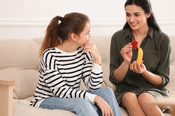 Anya Otthon Beszél Tinédzser Lányával Fogamzásgátlásról Szexuális Nevelés — Stock Fotó